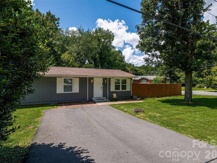 531 Stilwell Oaks Circle, Charlotte, NC 28212.  MLS# CAR4413682, YatesRealty ID 43736. 