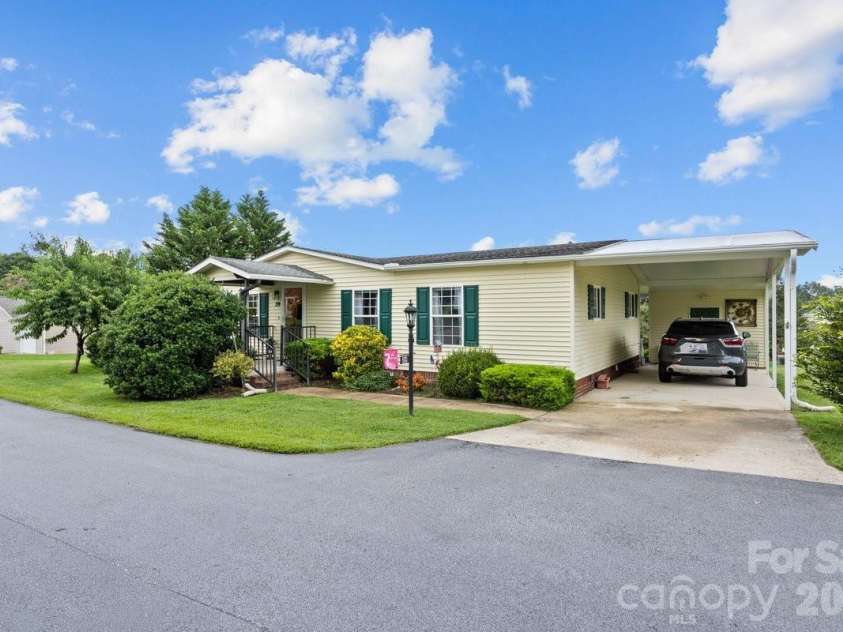 39 Stephanie Lane, Hendersonville, NC 28792.  MLS# CAR4412747, YatesRealty ID 43738. 