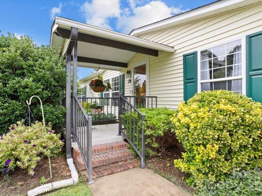 39 Stephanie Lane, Hendersonville, NC 28792.  MLS# CAR4412747, YatesRealty ID 43738. 