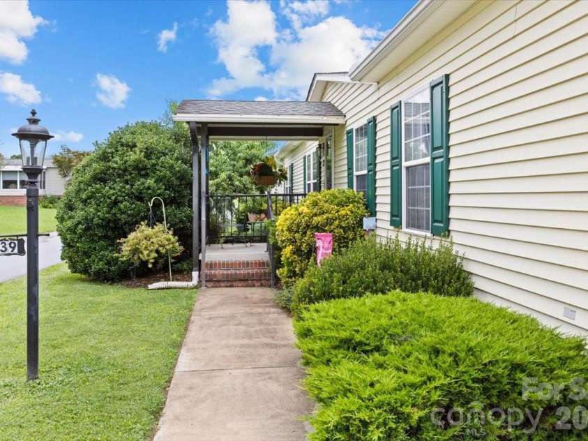 39 Stephanie Lane, Hendersonville, NC 28792.  MLS# CAR4412747, YatesRealty ID 43738. 