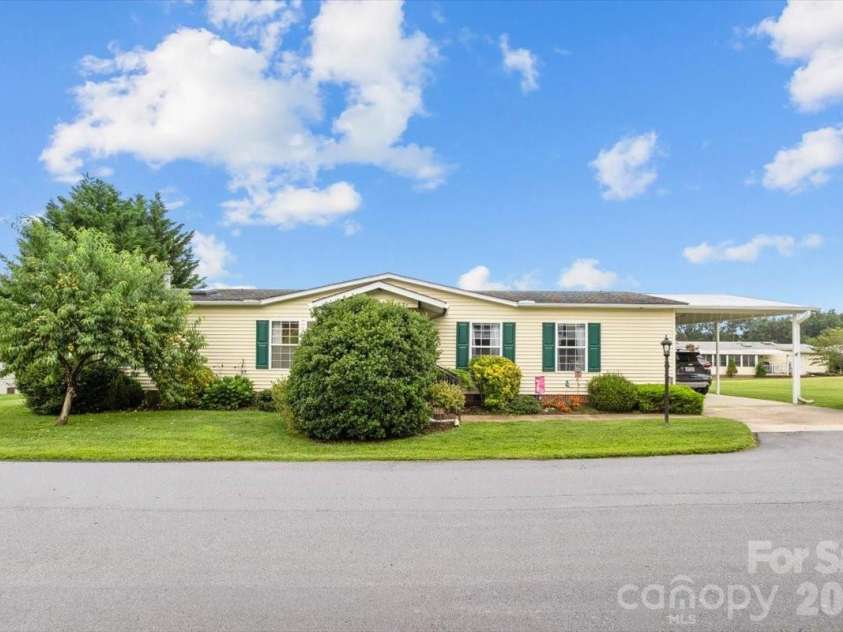 39 Stephanie Lane, Hendersonville, NC 28792.  MLS# CAR4412747, YatesRealty ID 43738. 