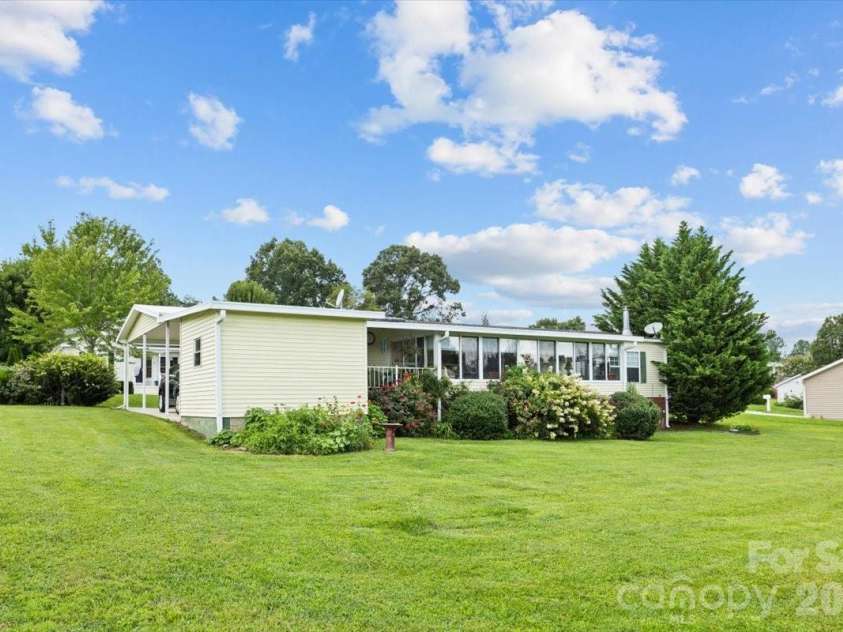 39 Stephanie Lane, Hendersonville, NC 28792.  MLS# CAR4412747, YatesRealty ID 43738. 
