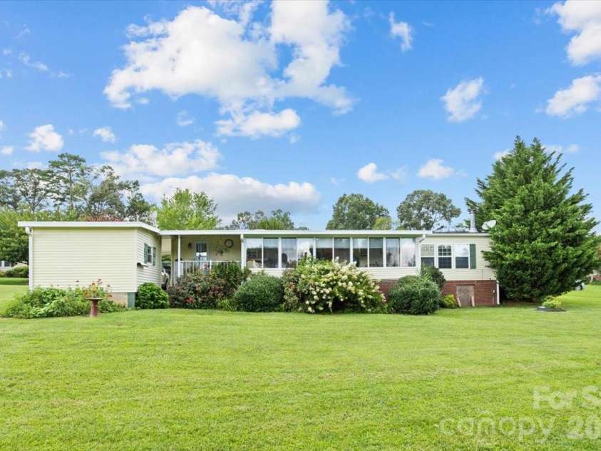 39 Stephanie Lane, Hendersonville, NC 28792.  MLS# CAR4412747, YatesRealty ID 43738. 