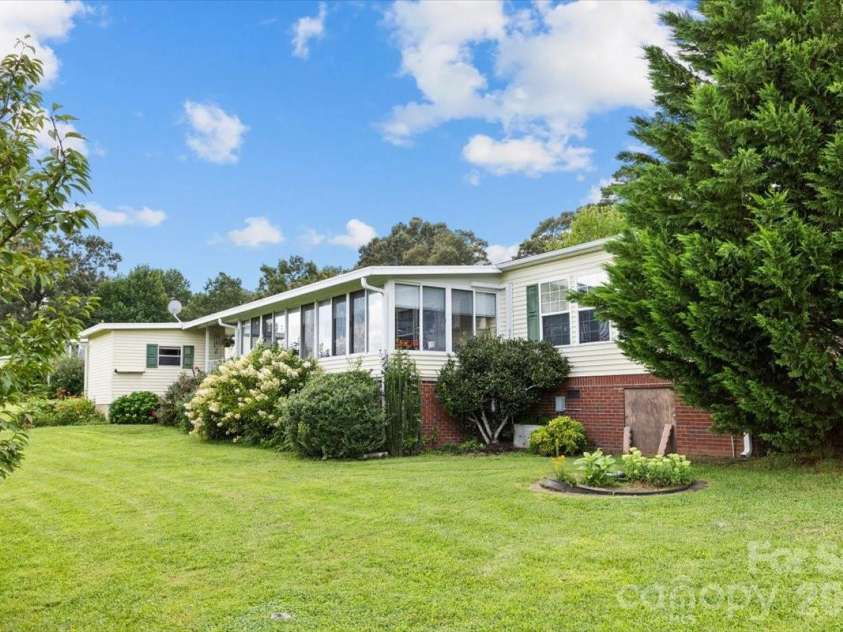39 Stephanie Lane, Hendersonville, NC 28792.  MLS# CAR4412747, YatesRealty ID 43738. 
