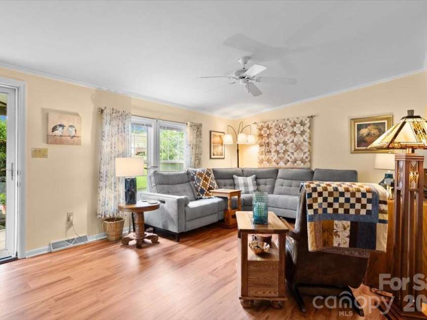 39 Stephanie Lane, Hendersonville, NC 28792.  MLS# CAR4412747, YatesRealty ID 43738. 