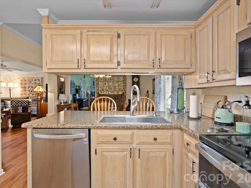 39 Stephanie Lane, Hendersonville, NC 28792.  MLS# CAR4412747, YatesRealty ID 43738. 