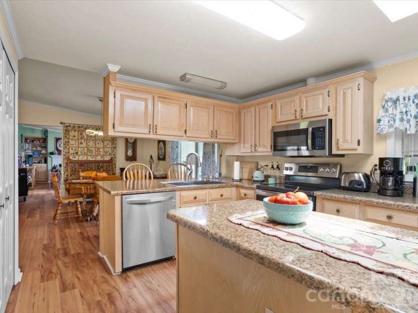 39 Stephanie Lane, Hendersonville, NC 28792.  MLS# CAR4412747, YatesRealty ID 43738. 