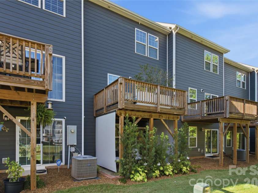 4014 Edenborn Lane, Charlotte, NC 28208.  MLS# CAR4406016, YatesRealty ID 43742. 