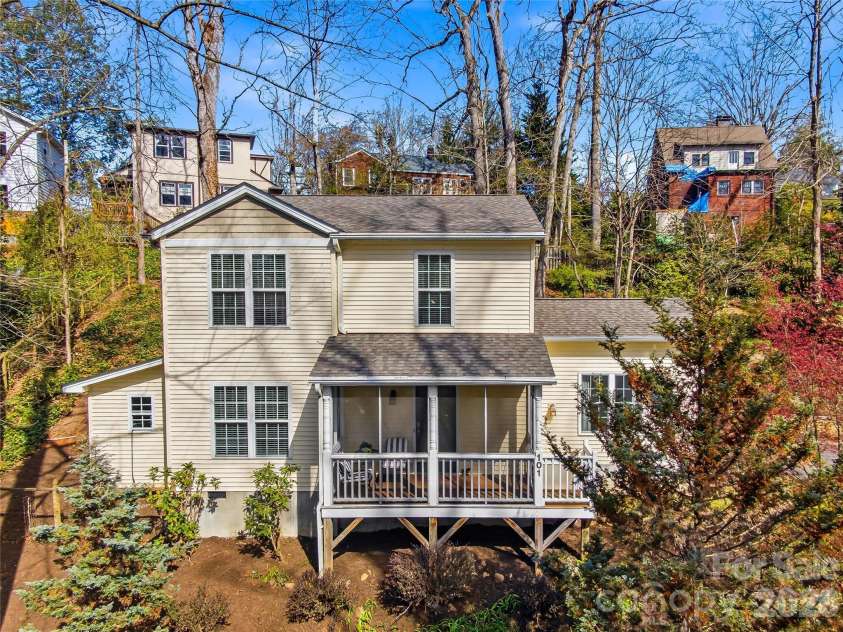 101 Westover Drive, Asheville, NC 28801.  MLS# CAR4357877, YatesRealty ID 43750. 