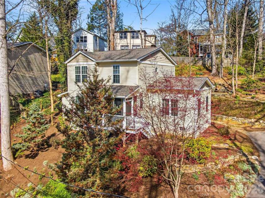 101 Westover Drive, Asheville, NC 28801.  MLS# CAR4357877, YatesRealty ID 43750. 