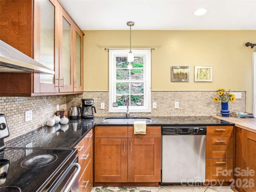 101 Westover Drive, Asheville, NC 28801.  MLS# CAR4357877, YatesRealty ID 43750. 