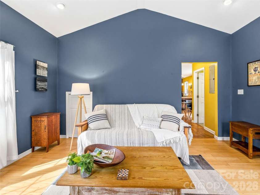 101 Westover Drive, Asheville, NC 28801.  MLS# CAR4357877, YatesRealty ID 43750. 