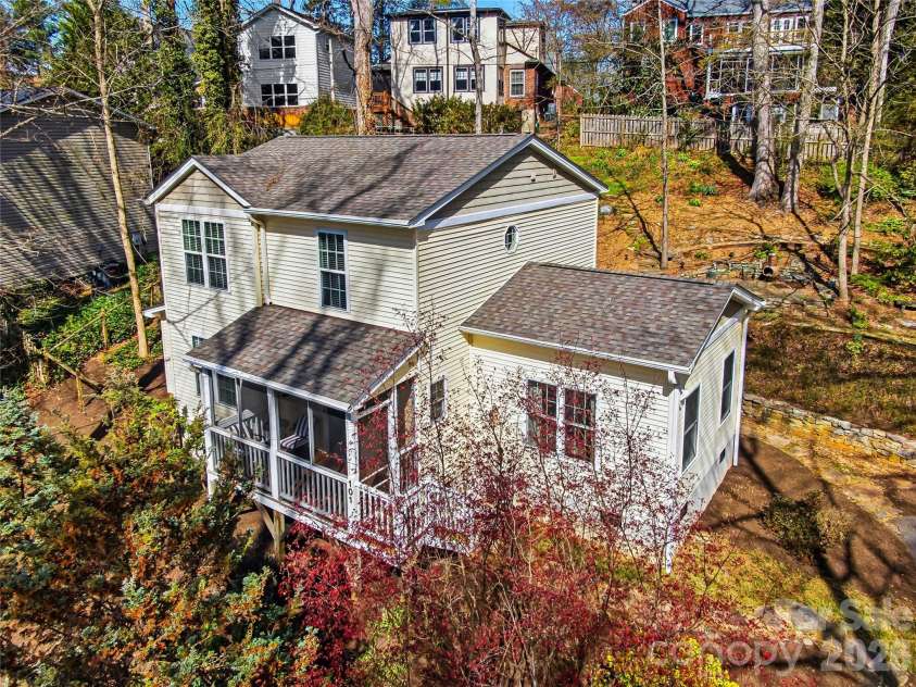 101 Westover Drive, Asheville, NC 28801.  MLS# CAR4357877, YatesRealty ID 43750. 