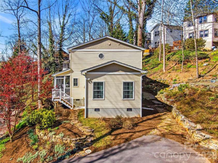 101 Westover Drive, Asheville, NC 28801.  MLS# CAR4357877, YatesRealty ID 43750. 