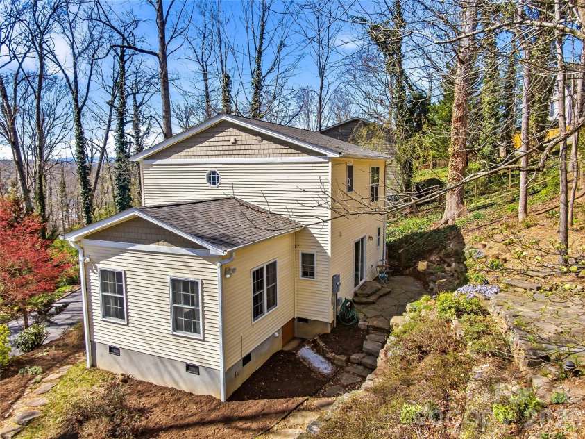 101 Westover Drive, Asheville, NC 28801.  MLS# CAR4357877, YatesRealty ID 43750. 