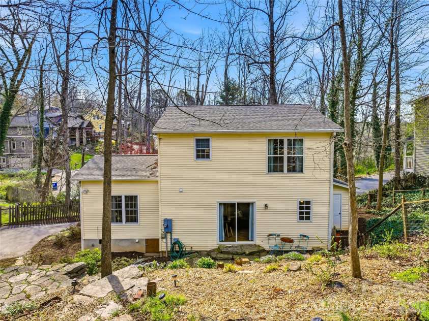 101 Westover Drive, Asheville, NC 28801.  MLS# CAR4357877, YatesRealty ID 43750. 