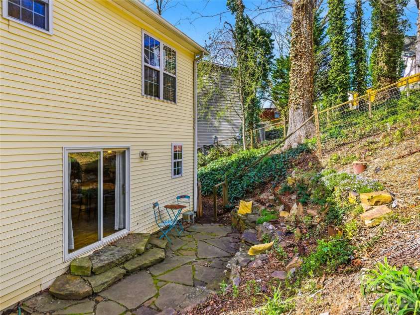 101 Westover Drive, Asheville, NC 28801.  MLS# CAR4357877, YatesRealty ID 43750. 