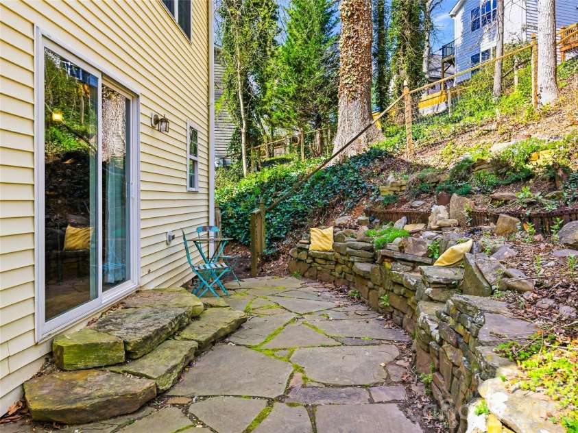 101 Westover Drive, Asheville, NC 28801.  MLS# CAR4357877, YatesRealty ID 43750. 