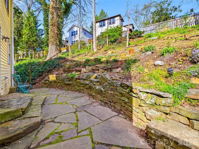 101 Westover Drive, Asheville, NC 28801.  MLS# CAR4357877, YatesRealty ID 43750. 