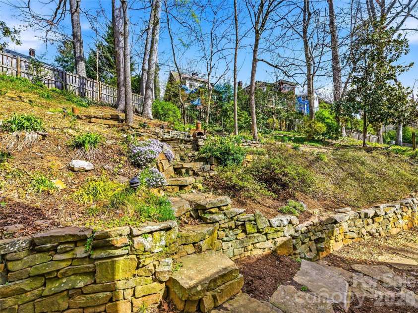 101 Westover Drive, Asheville, NC 28801.  MLS# CAR4357877, YatesRealty ID 43750. 