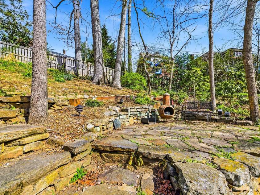 101 Westover Drive, Asheville, NC 28801.  MLS# CAR4357877, YatesRealty ID 43750. 