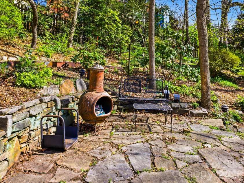 101 Westover Drive, Asheville, NC 28801.  MLS# CAR4357877, YatesRealty ID 43750. 