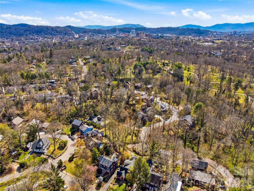 101 Westover Drive, Asheville, NC 28801.  MLS# CAR4357877, YatesRealty ID 43750. 