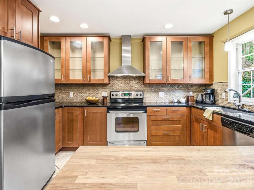 101 Westover Drive, Asheville, NC 28801.  MLS# CAR4357877, YatesRealty ID 43750. Spacious Kitchen