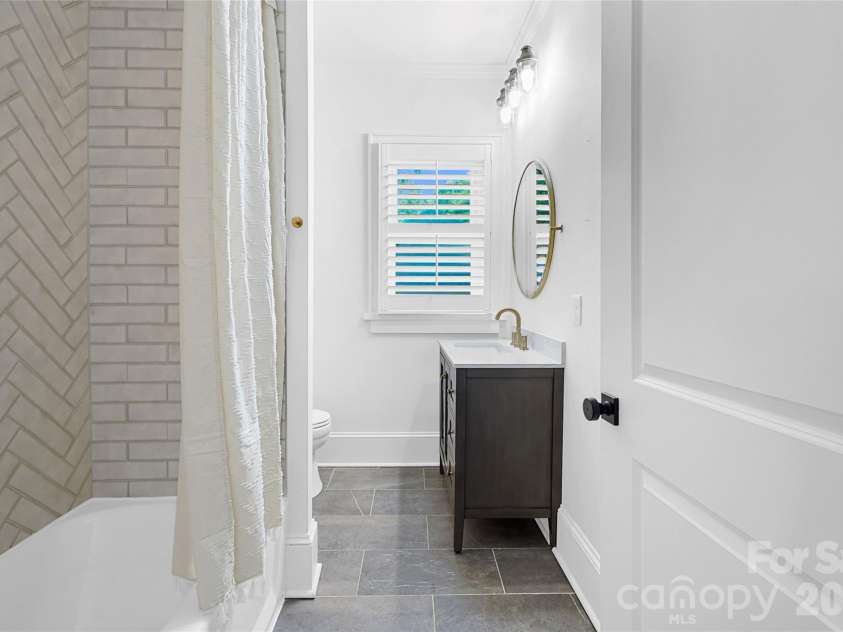 4341 Old Saybrook Court, Charlotte, NC 28211.  MLS# CAR4375795, YatesRealty ID 43751. Updated secondary bath with timeless finishes.