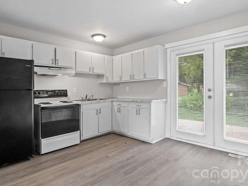 4926 Malibu Drive, Charlotte, NC 28215.  MLS# CAR4412464, YatesRealty ID 43760. 