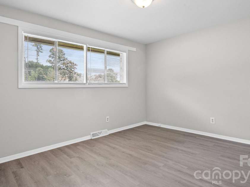 4926 Malibu Drive, Charlotte, NC 28215.  MLS# CAR4412464, YatesRealty ID 43760. 