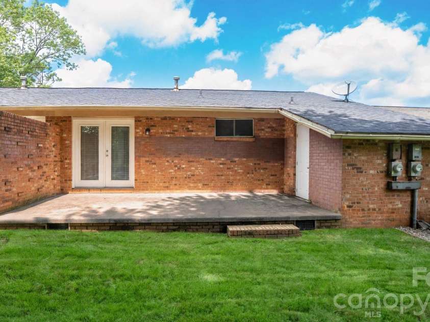 4926 Malibu Drive, Charlotte, NC 28215.  MLS# CAR4412464, YatesRealty ID 43760. 