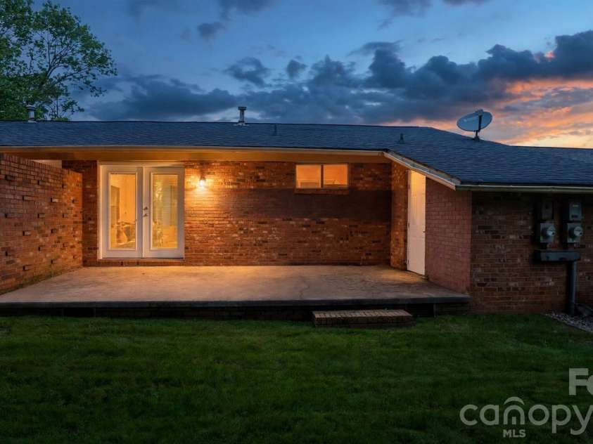 4926 Malibu Drive, Charlotte, NC 28215.  MLS# CAR4412464, YatesRealty ID 43760. 