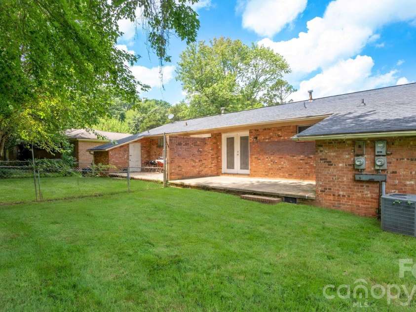 4926 Malibu Drive, Charlotte, NC 28215.  MLS# CAR4412464, YatesRealty ID 43760. 