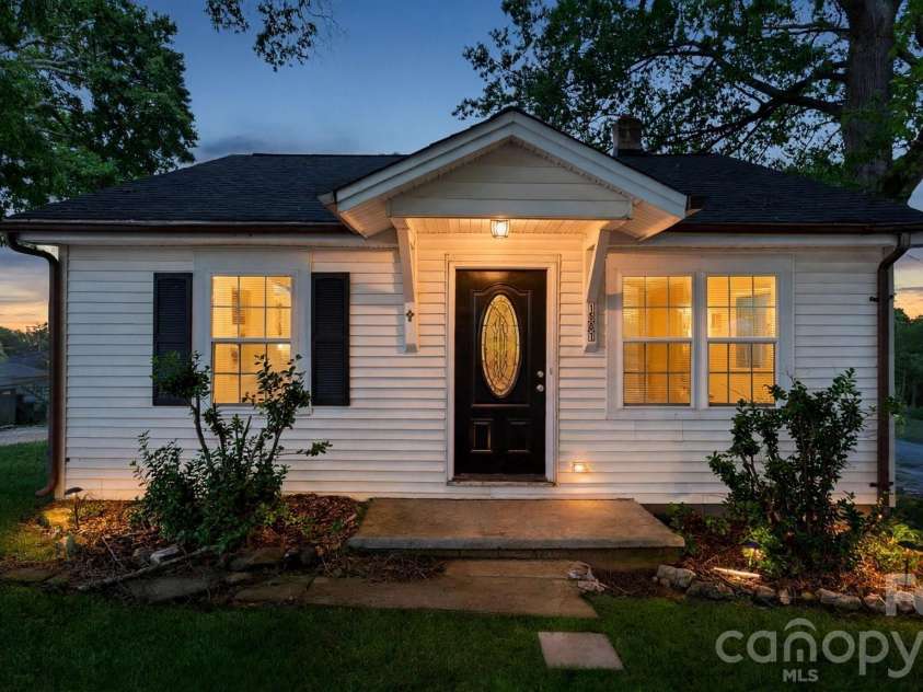1501 Madison Street, Gastonia, NC 28052.  MLS# CAR4412911, YatesRealty ID 43762. 