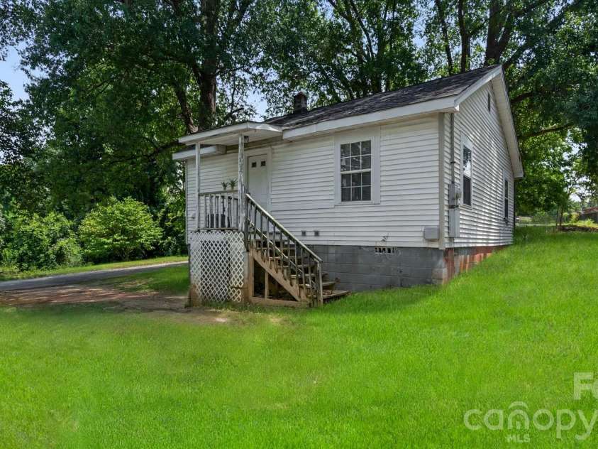 1501 Madison Street, Gastonia, NC 28052.  MLS# CAR4412911, YatesRealty ID 43762. 