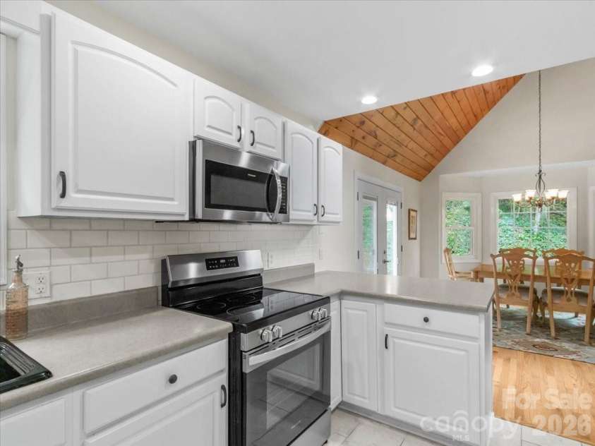 386 Madison Heights Drive, Marshall, NC 28753.  MLS# CAR4411731, YatesRealty ID 43767. 