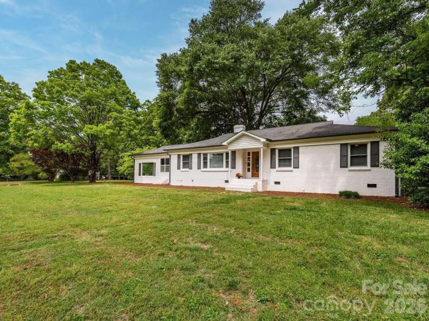 1301 Sharon Amity Road, Charlotte, NC 28211.  MLS# CAR4413303, YatesRealty ID 43769. Front Yard