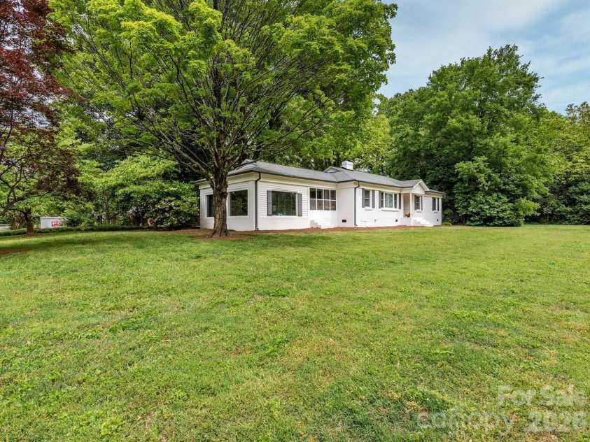 1301 Sharon Amity Road, Charlotte, NC 28211.  MLS# CAR4413303, YatesRealty ID 43769. Front Yard