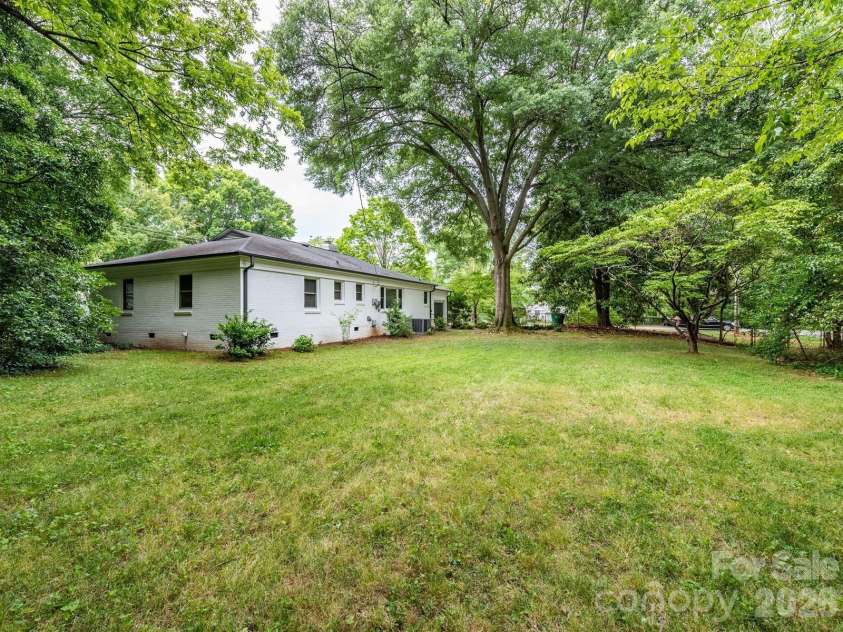 1301 Sharon Amity Road, Charlotte, NC 28211.  MLS# CAR4413303, YatesRealty ID 43769. Rear Yard