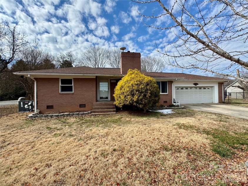 545 Collins Street, Kannapolis, NC 28083.  MLS# CAR4345178, YatesRealty ID 4377. 