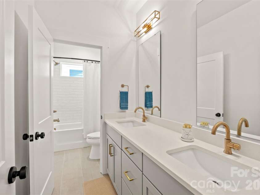 812 State Street, Charlotte, NC 28208.  MLS# CAR4412102, YatesRealty ID 43777. Full Bathroom