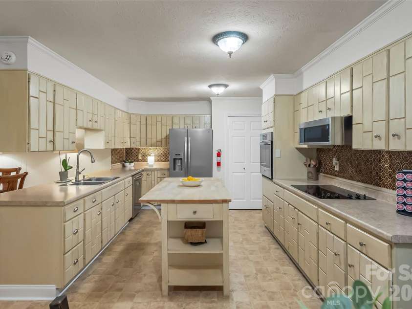 45 Monte Vista Place, Candler, NC 28715.  MLS# CAR4410617, YatesRealty ID 43778. 