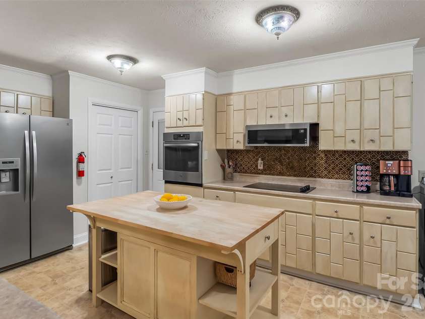 45 Monte Vista Place, Candler, NC 28715.  MLS# CAR4410617, YatesRealty ID 43778. 
