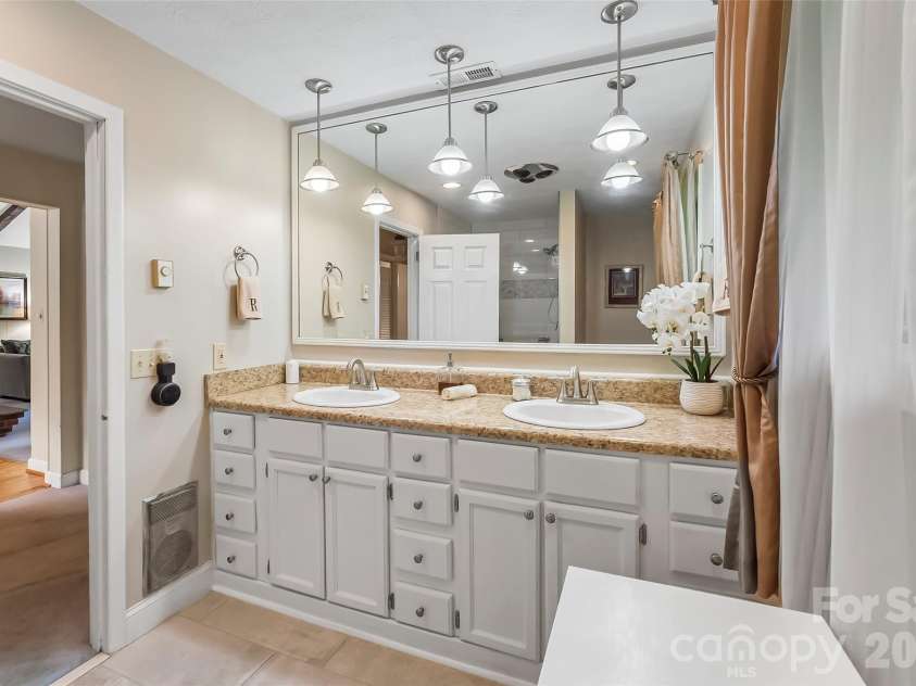 45 Monte Vista Place, Candler, NC 28715.  MLS# CAR4410617, YatesRealty ID 43778. 