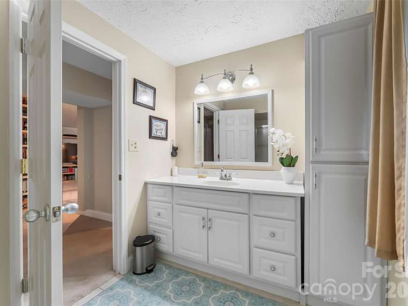 45 Monte Vista Place, Candler, NC 28715.  MLS# CAR4410617, YatesRealty ID 43778. 