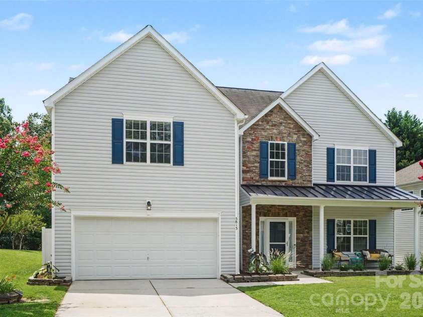 5813 Parkstone Drive, Matthews, NC 28104.  MLS# CAR4408106, YatesRealty ID 43779. 