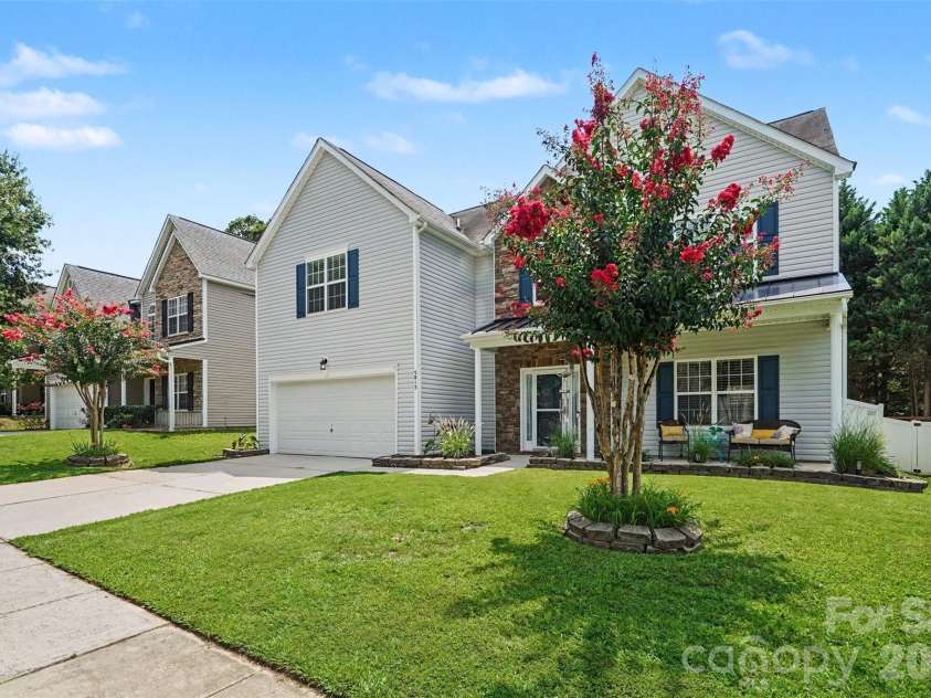 5813 Parkstone Drive, Matthews, NC 28104.  MLS# CAR4408106, YatesRealty ID 43779. 
