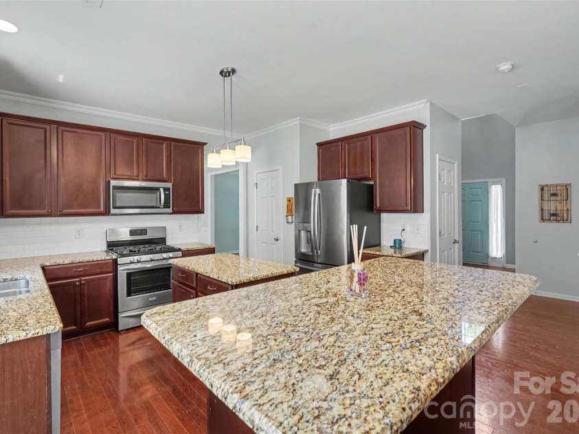 5813 Parkstone Drive, Matthews, NC 28104.  MLS# CAR4408106, YatesRealty ID 43779. 