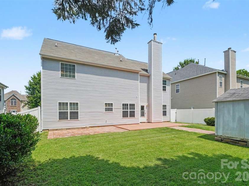 5813 Parkstone Drive, Matthews, NC 28104.  MLS# CAR4408106, YatesRealty ID 43779. 